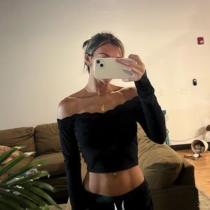 KENDALL & KYLIE OFF THE SHOULDER CROPPED LONG SLEEVE TOP (S)